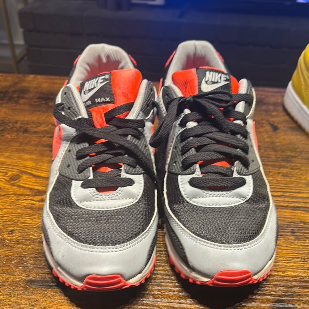 Nike Air Max 90
Black Radiant Red Wolf Grey
